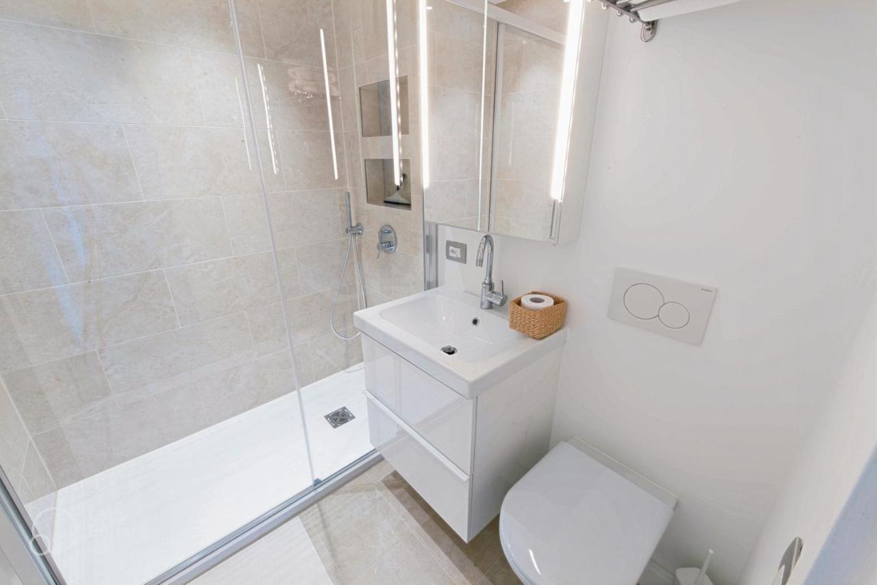 Lakeview Panorama Penthouse With Washer & Dryer Apartment